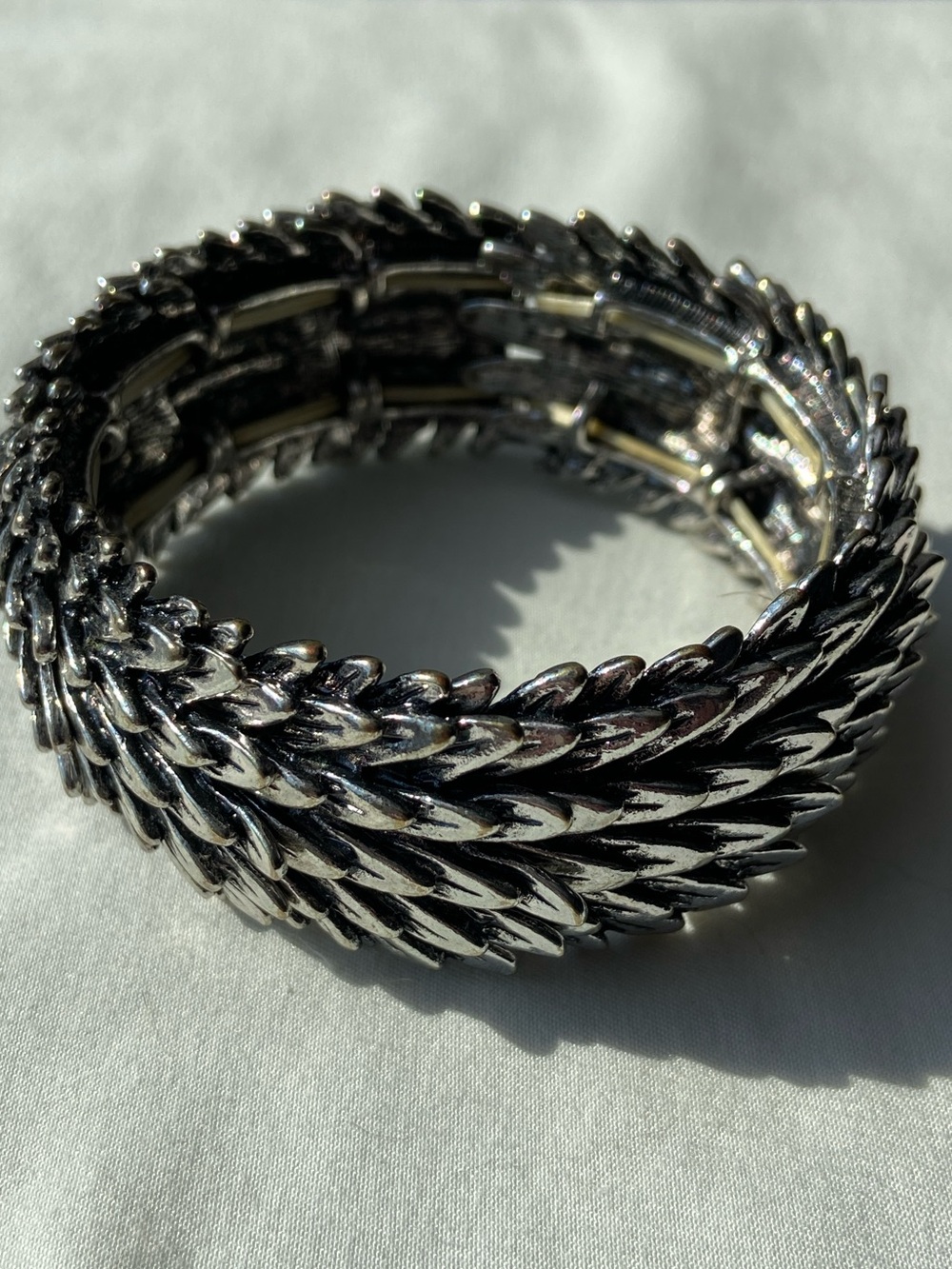 Silver Tone Feather Stretch Bracelet – Statement Piece ✨ - Picture 2 of 3